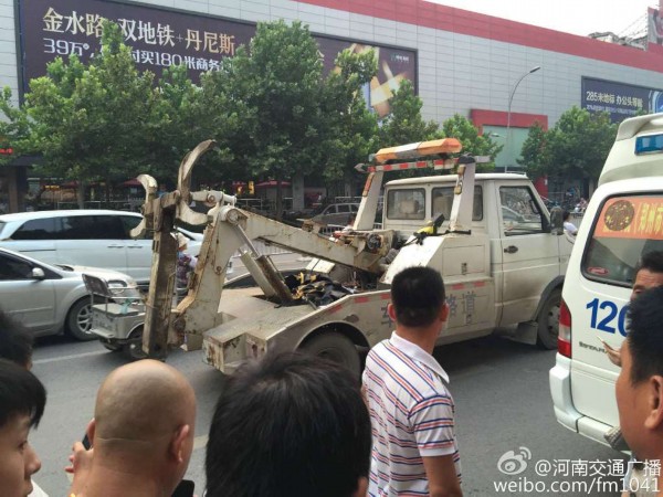 孩子路邊嬉戲險遭大客車碾壓