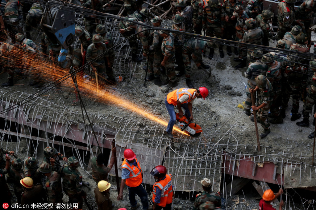 印度一工廠煙囪坍塌 超20人被困廢墟