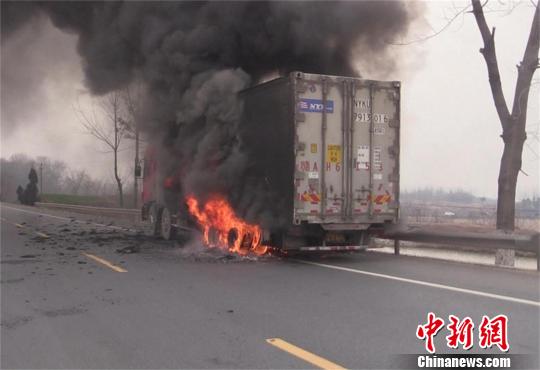 貨車高架上起火燒出“火瀑布”